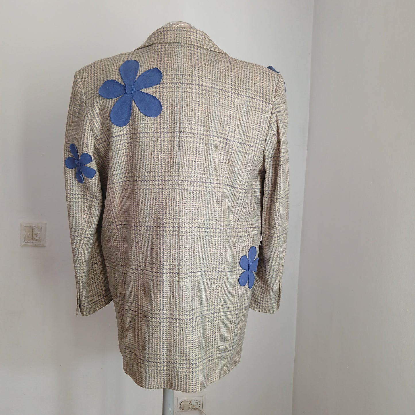 Blazer with flowers appliqués / patch