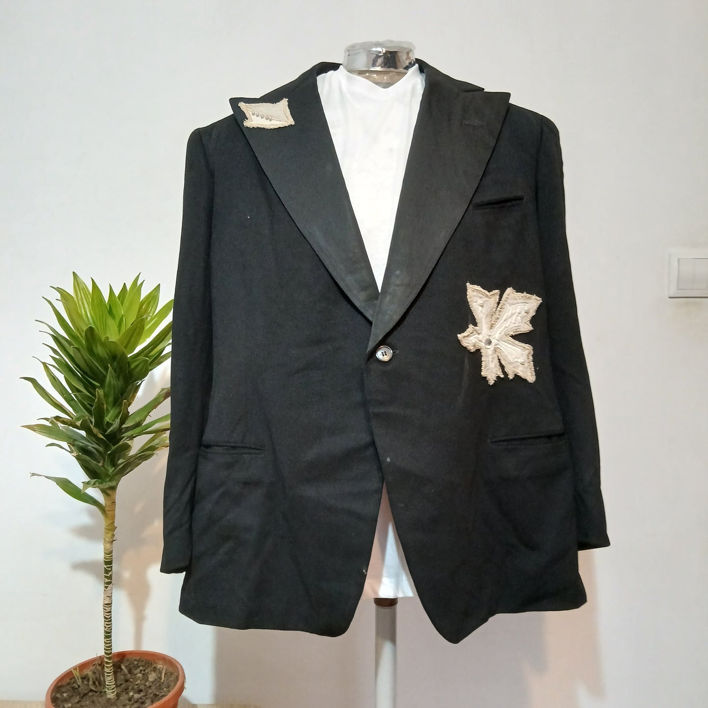 Boxy blazer  - "Too glam to give a damn " statement