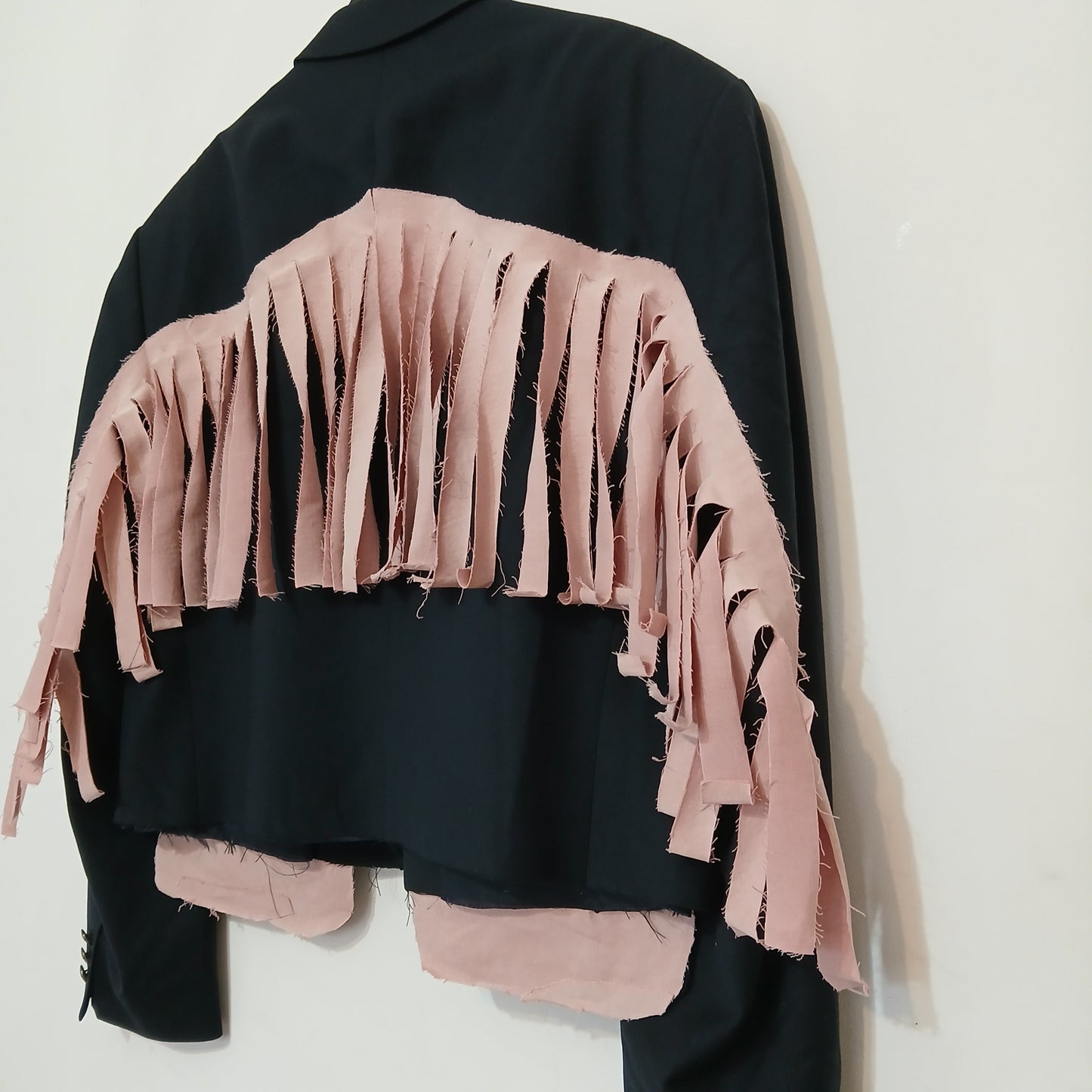 Blazer unfinished with fringes